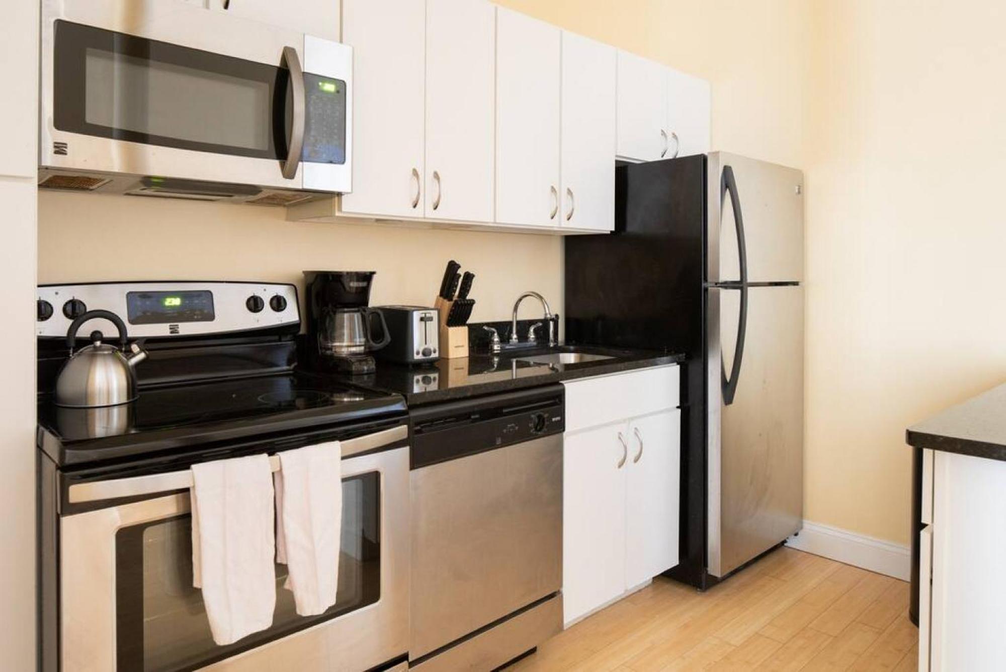 Large Ceilings Centrally Located 4bed 2bath Boston